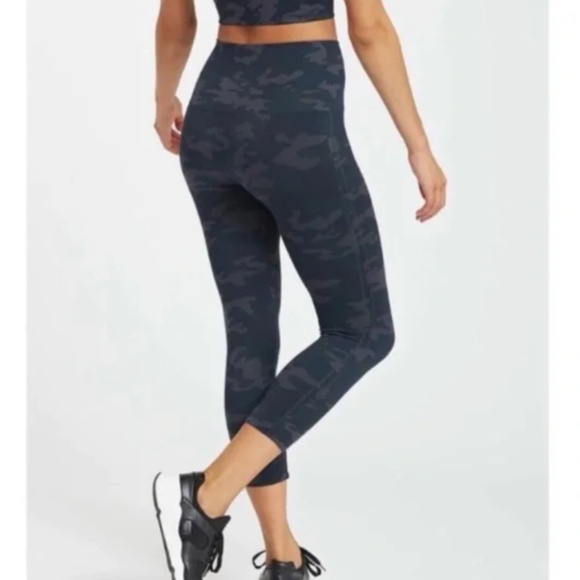 SPANX Look at Me Now Cropped Leggings Sz L Camo Black/Grey - Picture 1 of 9